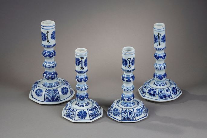 Very rare suite of four candle holders in blue white porcelain of European shape | MasterArt